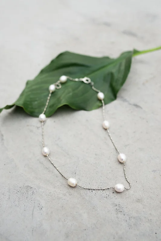 ladies necklace matinee length shell-Linked Pearl Necklace